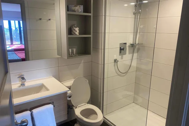 غرفة بسرير كينج وسرير كوين، Ramada by Wyndham Laval 8/9