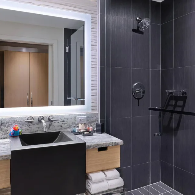 Room, 2 Queen Beds, Partial View, Art Ovation Hotel Autograph Collection 4/6