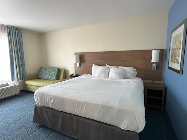 غرفة قياسية بسرير كينج مع أريكة، Sleep Inn & Suites Altoona North 2/5