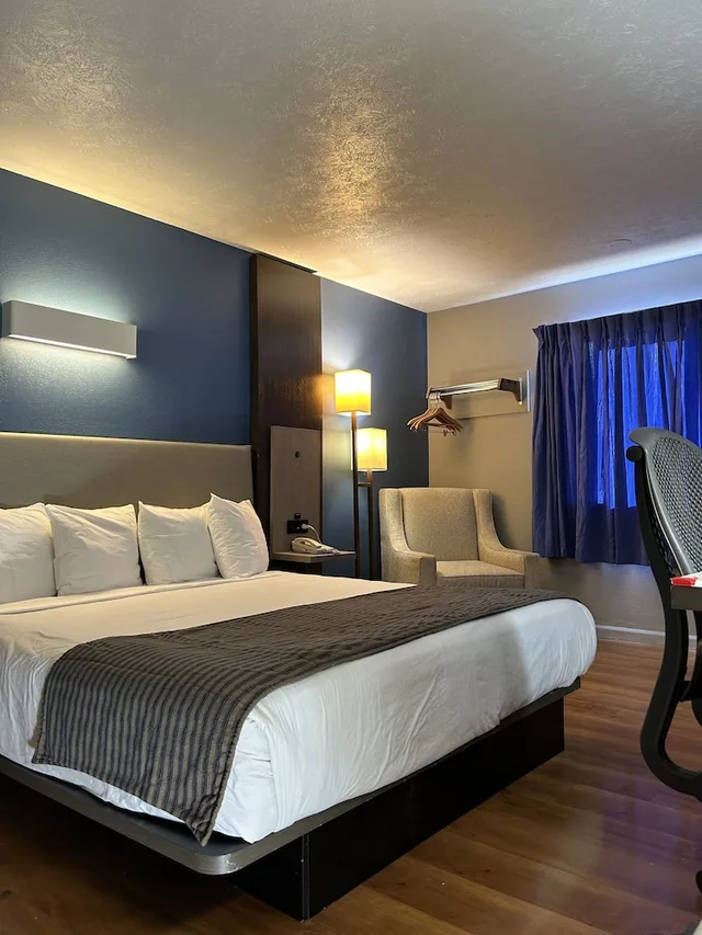 غرفة قياسية بسرير كينج، Rodeway Inn Emporia 1/1