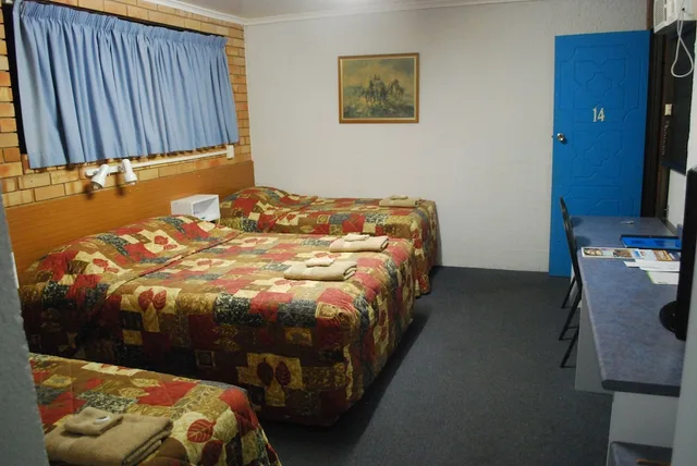 Room, 1 King and 1 Single Beds, Abajaz Motor Inn 1/3