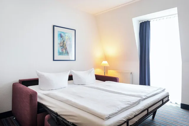 غرفة بزنس ثلاثية بسرير كوين مع أريكة، ACHAT Hotel Dresden Elbufer 1/5