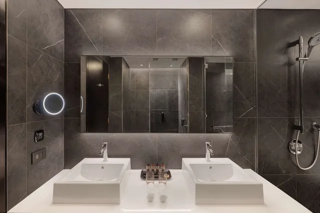 جناح ركني بسرير كينج بشرفة، The WB Abu Dhabi, Curio Collection by Hilton 5/6
