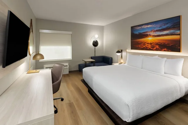 غرفة قياسية بسرير كينج، La Quinta Inn & Suites by Wyndham DeSoto 2/5