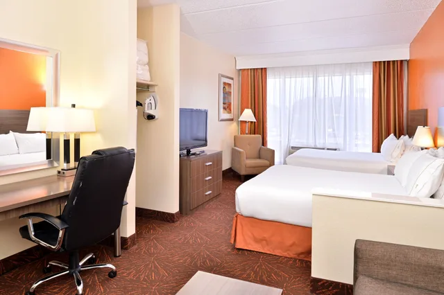 Suite, 2 Queen Beds, Sofa, Holiday Inn Express Hotel And Suites Chattanooga At Lookout Mtn Tn 4/10
