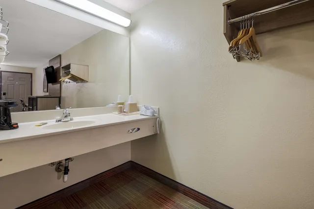 غرفة بسرير كوين، Rodeway Inn Ardmore I-65 3/3