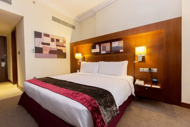 غرفة بريميوم لغير المدخنين، Holiday Inn Abu Dhabi Hotel 3/6
