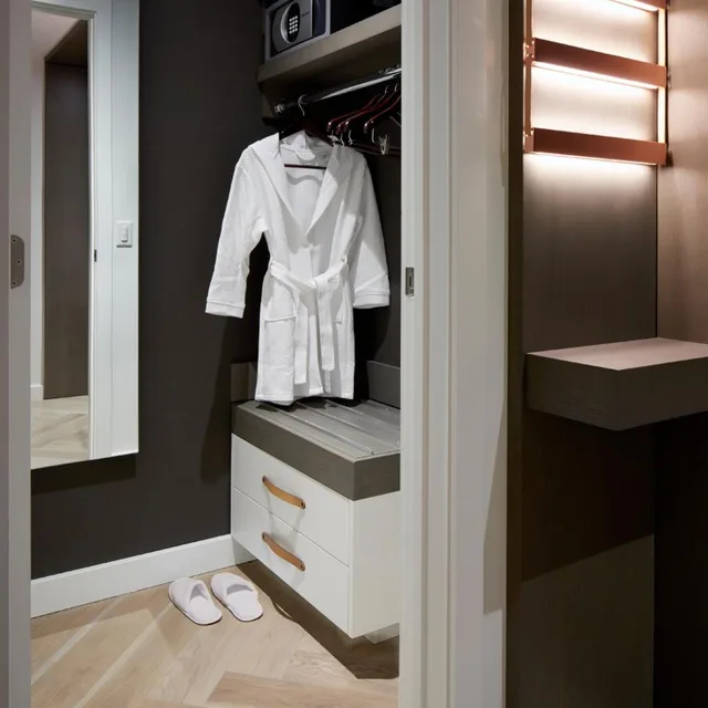 Room, King Bed, with View, Andaz Ottawa Byward Market A Concept By Hyatt 2/4