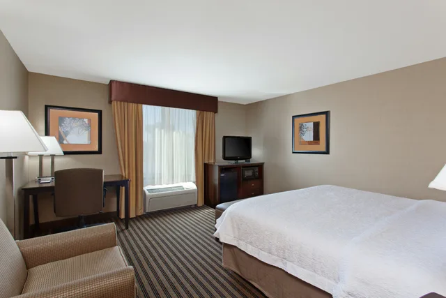 Room, King Bed, Accessible, Hampton Inn & Suites Fresno-Northwest, CA 1/4