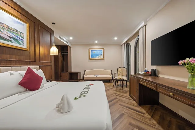 جناح بسرير كينج بإطلالة جزئية على البحر بحوض استحمام، Golden Lotus Luxury Hotel Da Nang 2/10