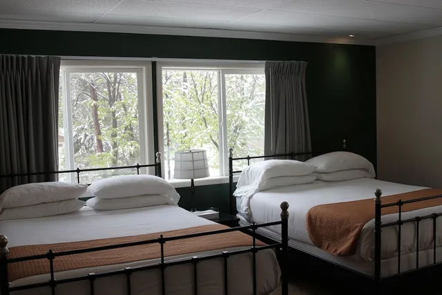 غرفة ديلوكس رباعية بسريرين كوين مع أريكة، Boulder Twin Lakes Inn 3/10