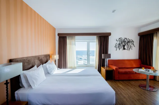 جناح بسرير مزدوج وسرير فردي بإطلالة على البحر، Hotel Quarteira Sol 1/4