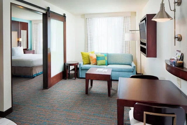 جناح بسرير كوين بغرفة نوم واحدة مع أريكة لذوي الإعاقة، Residence Inn San Diego Downtown Gaslamp Quarter 3/5