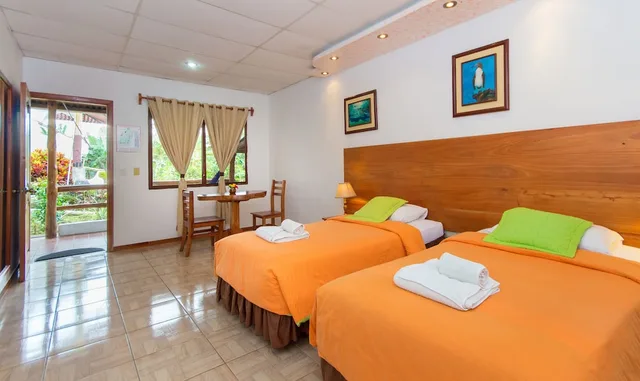 غرفة بثلاثة أسرّة بإطلالة على الحديقة، Twin Lodge Galapagos Hotel 2/10