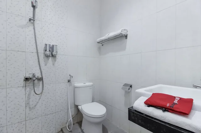 غرفة بسرير مزدوج، Reddoorz Near Gua Sunyaragi 5/6
