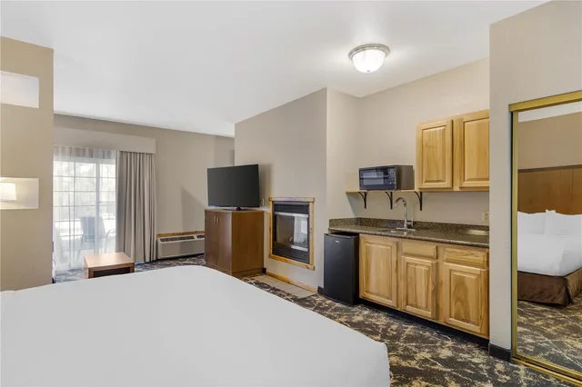 Suite, King Bed, River View, Washing Machine, Balcony، Best Western Plus Riverfront Hotel And Suites 1/4