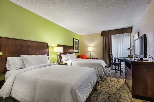 غرفة قياسية بسريرين مزدوجين، DoubleTree by Hilton Phoenix Midtown 2/8