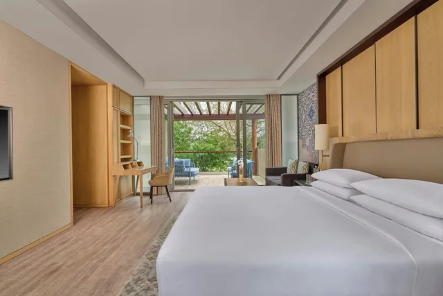 جناح جونيور بسرير كينج بشرفة، Courtyard by Marriott Aravali Resort 1/5