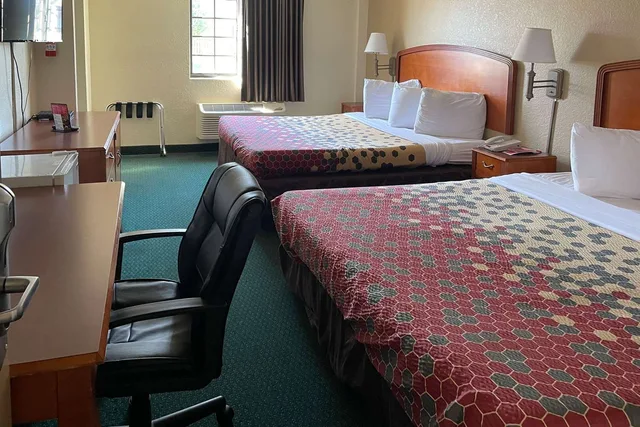 Room, 2 King Beds, Econo Lodge Kalamazoo MI 2/2