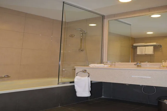 Executive, Suite, King Bed, Golden Tulip Hotel 8/10