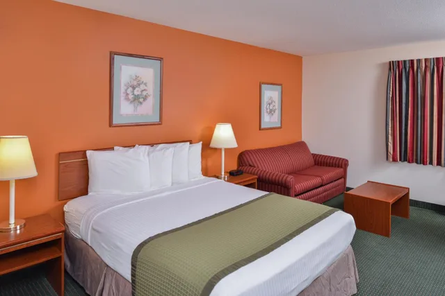 غرفة سوبيريور بسرير كوين يُسمح فيها بالحيوانات الأليفة، Travelodge Suites By Wyndham Newberg 3/5