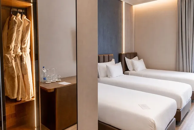 غرفة ديلوكس ثلاثية بسرير كينج وسرير فردي بشرفة، Grand Duka Hotel & Spa 9/10