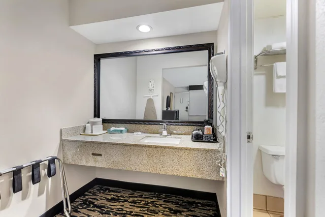 غرفة بسرير كوين للمدخنين، Quality Inn & Suites Easley - Greenville 3/3