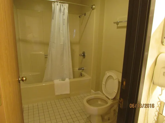 غرفة رومانسية بسرير كينج بشرفة بحوض جاكوزي، Great Lakes Inn 4/10