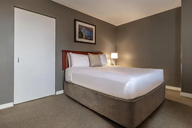 جناح بسريرين كوين بغرفتي نوم مع أريكة، Hotel Faubourg Montreal 2/10