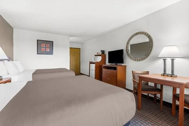 Suite, 2 Queen Beds, Rodeway Inn Rapid City SD 1/3