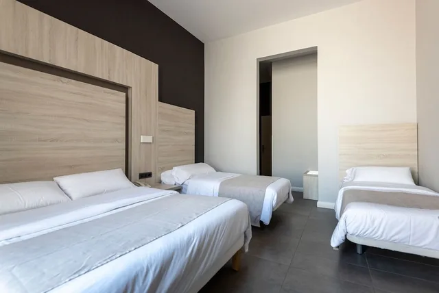 غرفة رباعية بسرير كوين وسريرين منفصلين بشرفة، Hostal Plaza Goya Bcn 1/5