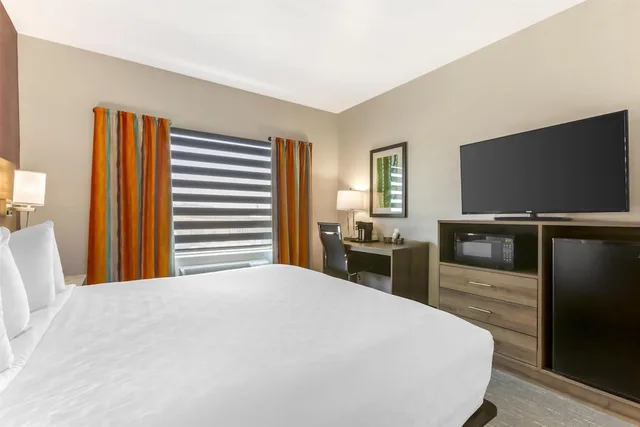 Suite, 1 King and 2 Queen Beds, Best Western Plus Casa Grande Inn & Suites 3/9