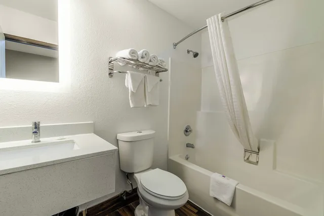 غرفة بسرير كينج، Studio6 Flagstaff, AZ 5/7