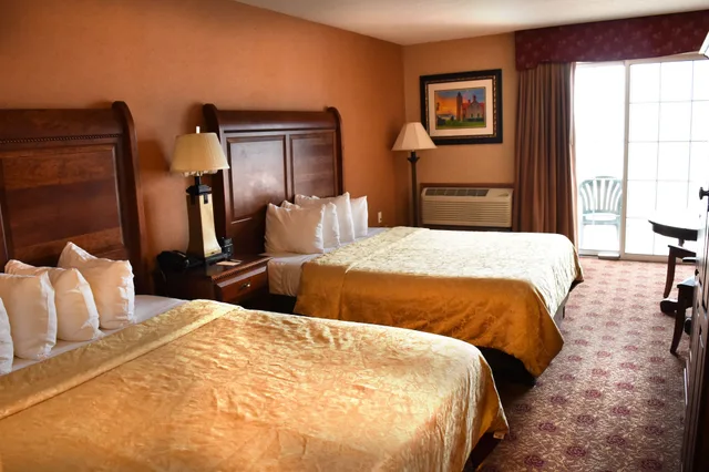 غرفة إليت بسرير كينج وسرير كوين، Hamilton Inn Select Beachfront 4/10