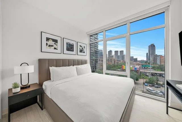 جناح بسريرين كينج بغرفتي نوم مع أريكة، Level Chicago Fulton Market 1/6