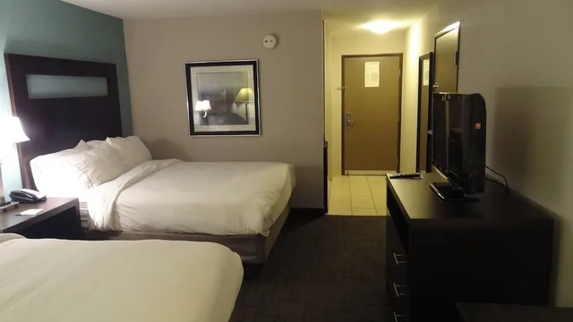 غرفة قياسية بسريرين كوين، Holiday Inn Express Kansas City - Bonner Springs an IHG Hotel 8/8