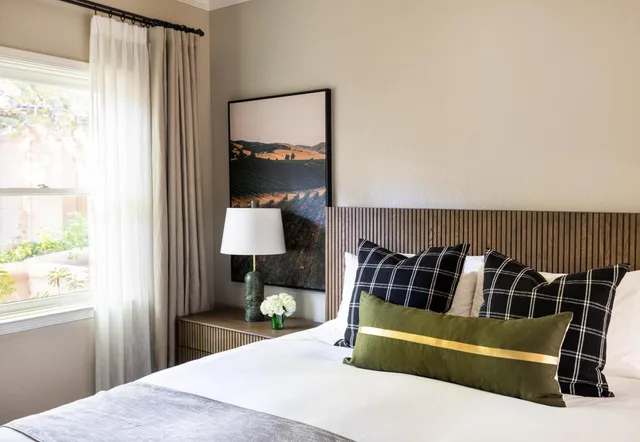 جناح بإطلالة على الحديقة بشرفة بغرفة نوم واحدة مع أريكة، Fairmont Sonoma Mission Inn & Spa 3/5