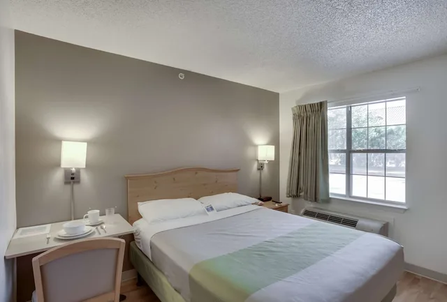 1 Queen Bed - Micfridge, Smoking، Studio6 Stafford, TX - Houston - Sugarland 1/6