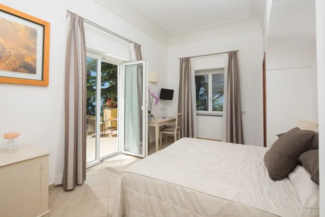 غرفة كومفورت بسريرين منفصلين بإطلالة جزئية على البحر، Villa Ceselle 1/4
