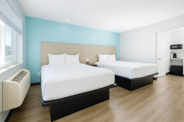 غرفة بزنس رباعية بسرير كوين، Travelodge By Wyndham LAX South 1/4
