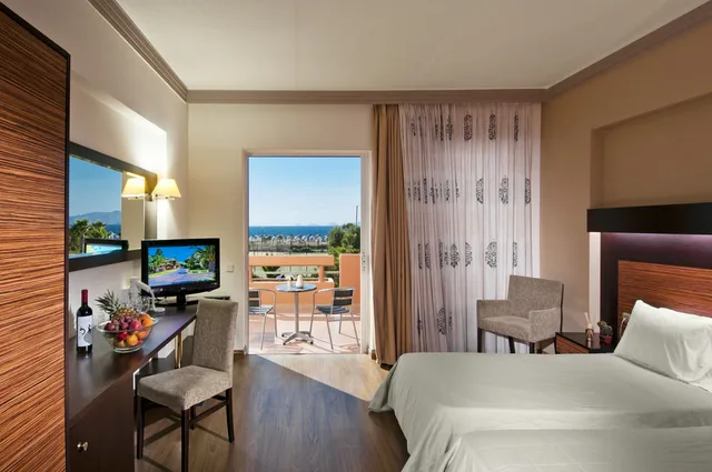 غرفة بسرير مزدوج أو سريرين منفصلين بإطلالة على البحر، Kipriotis Village Resort 1/3