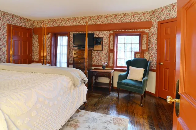 Lincoln, Deluxe, King Bed, Woods View, Private Bathroom، Duling Kurtz House and Country In 1/3
