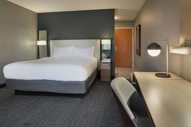 غرفة بسرير كينج، COURTYARD BY MARRIOTT SACRAMENTO MIDTOWN 4/9