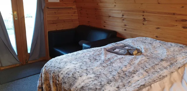 Posh Pod, King Bed, Shared Bathroom، The Little Hide - Grown Up Glamping 5/6