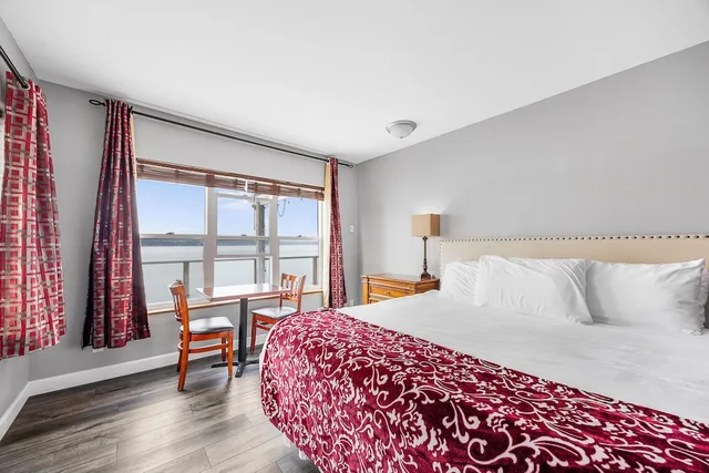 Upstairs, King Bed, Camano Island Inn 1/3