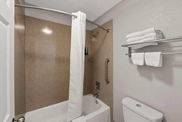 غرفة قياسية بسريرين كوين للمدخنين، Best Western Executive Inn Grove City 7/7
