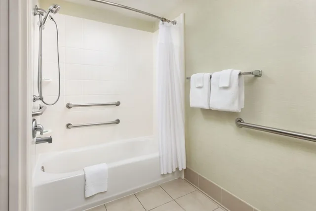 غرفة بسرير كينج لذوي الإعاقة، Courtyard by Marriott Flint Grand Blanc 4/4