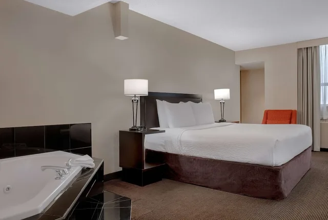 جناح بسرير كينج بحوض جاكوزي، Ramada Plaza By Wyndham Calgary Downtown 1/1