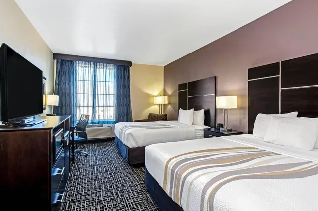 Deluxe, Multiple Beds، La Quinta Inn & Suites by Wyndham Denver Gateway Park 1/1