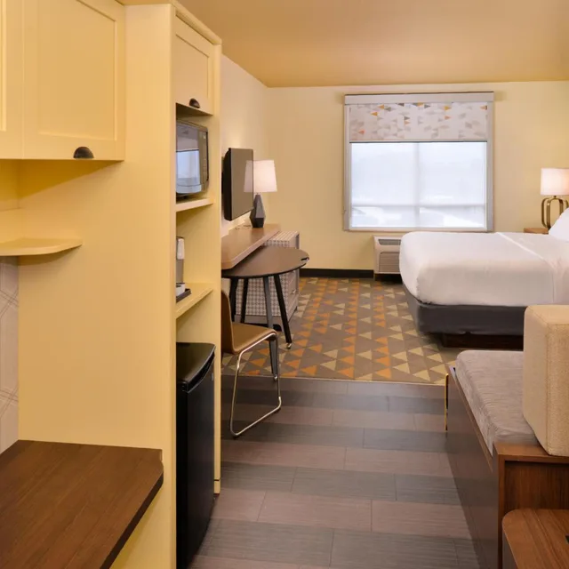 غرفة قياسية بسرير كينج وسريرين منفصلين، Holiday Inn Kansas City Airport 9/9